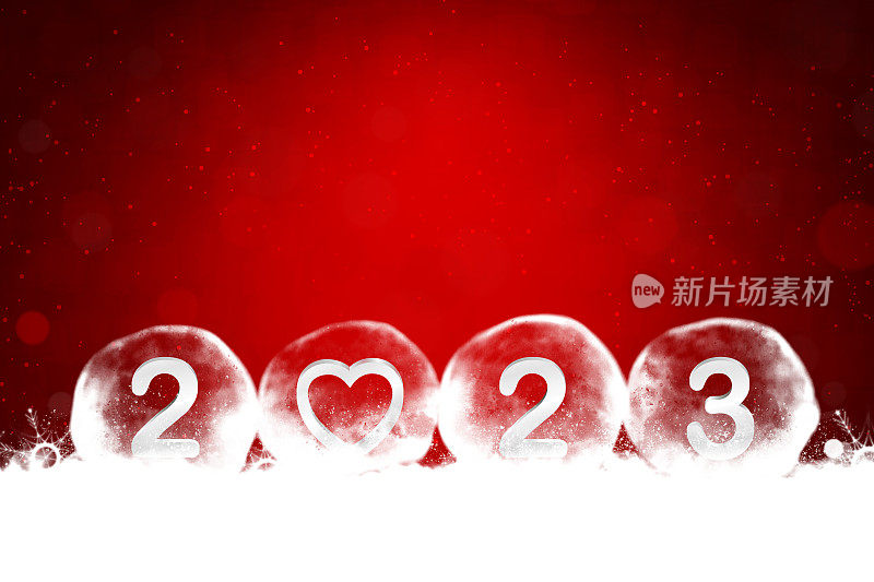 闪闪发光的圣诞水平暗红色明亮的栗色情人节背景与新年快乐的主题梦想像白色的颜色文本2 0 2 3一颗心包裹在泡沫或水晶球在白色的雪地上棉花球和闪亮的雪花